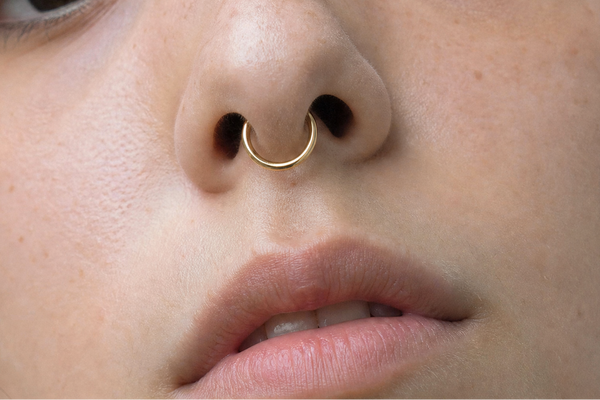 Customer wearing Stepoy 14K gold seamless ring