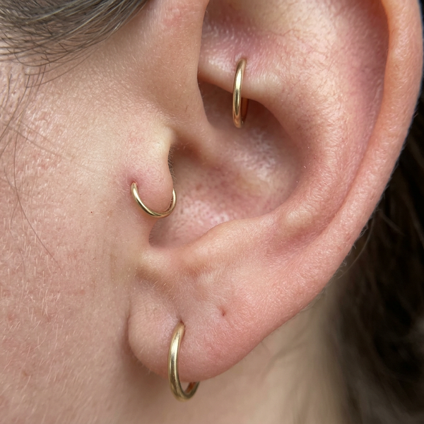 Customer wearing STEPOY 14ct gold seamless hoop