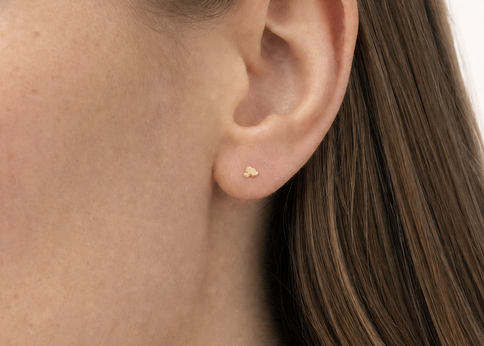 A playful 14ct solid gold Elephant Hoop with a tiny elephant head, rounded ears and curved trunk. Available in 18G or 20G and 6–10mm.