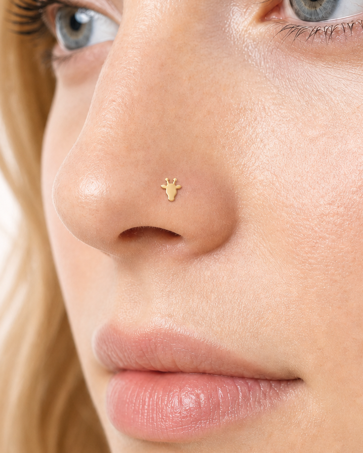 A playful 14ct solid gold Giraffe Hoop with a minimalist giraffe head, side ears and rounded horn-like tips. Available in 18G or 20G and 6–10mm.