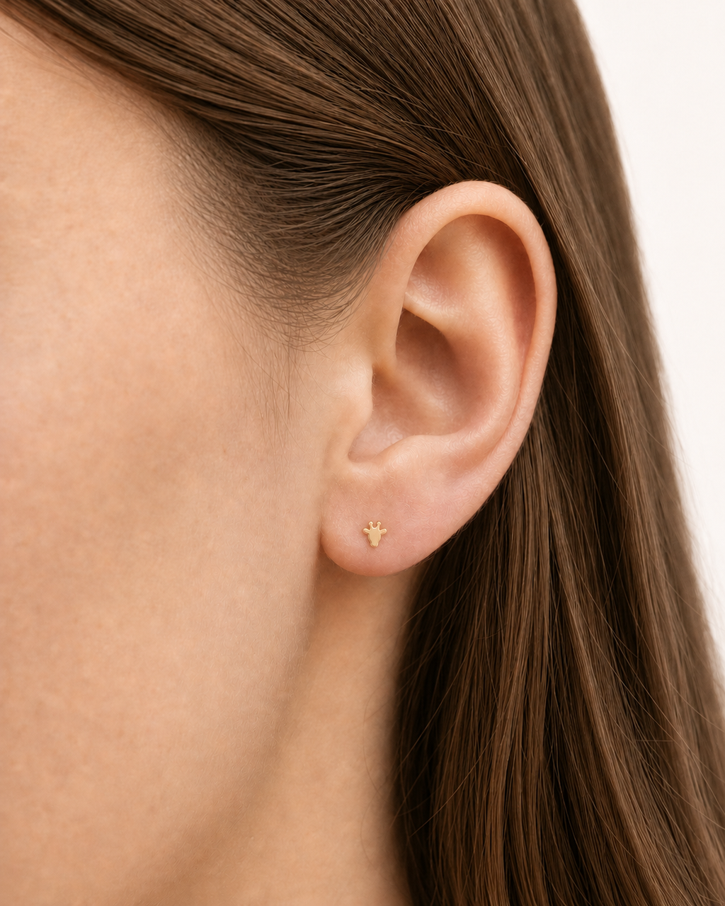 A playful 14ct solid gold Giraffe Hoop with a minimalist giraffe head, side ears and rounded horn-like tips. Available in 18G or 20G and 6–10mm.
