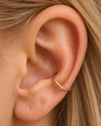 A delicate line of light around your ear. Luma brings a softly shifting glow to a delicate 14ct solid gold conch ring. The entire outer circumference is hammered by hand with tiny, irregular transverse marks: short strokes across the outer edge that catch the light in little flashes. The front-facing side and inner surface remain smooth and polished.

The width, depth, angle and spacing of these small marks vary naturally with each hammer stroke. No two rings have exactly the same pattern; yours will share 