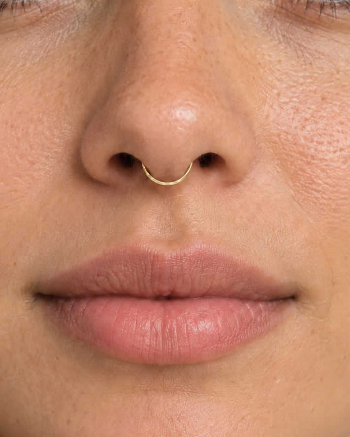 Discover a handmade 14ct solid gold seamless septum hoop with unique hammer marks. Choose your diameter, 16G or 18G, in yellow, white or rose gold.