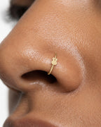 Two little ears, one playful detail. This 14ct solid gold rabbit nostril ring pairs an approximately 3mm polished bunny-head silhouette with a smooth seamless hoop. Upright ears with rounded tips and a softly curved face give the motif its character, with no engraved features or gemstones.
Handmade to order in yellow, white or rose gold, with inner diameters from 6 to 10mm and a choice of 18G (1.0mm) or 20G (0.8mm). Both the rabbit motif and hoop are solid gold and nickel-free, designed for a fully healed n