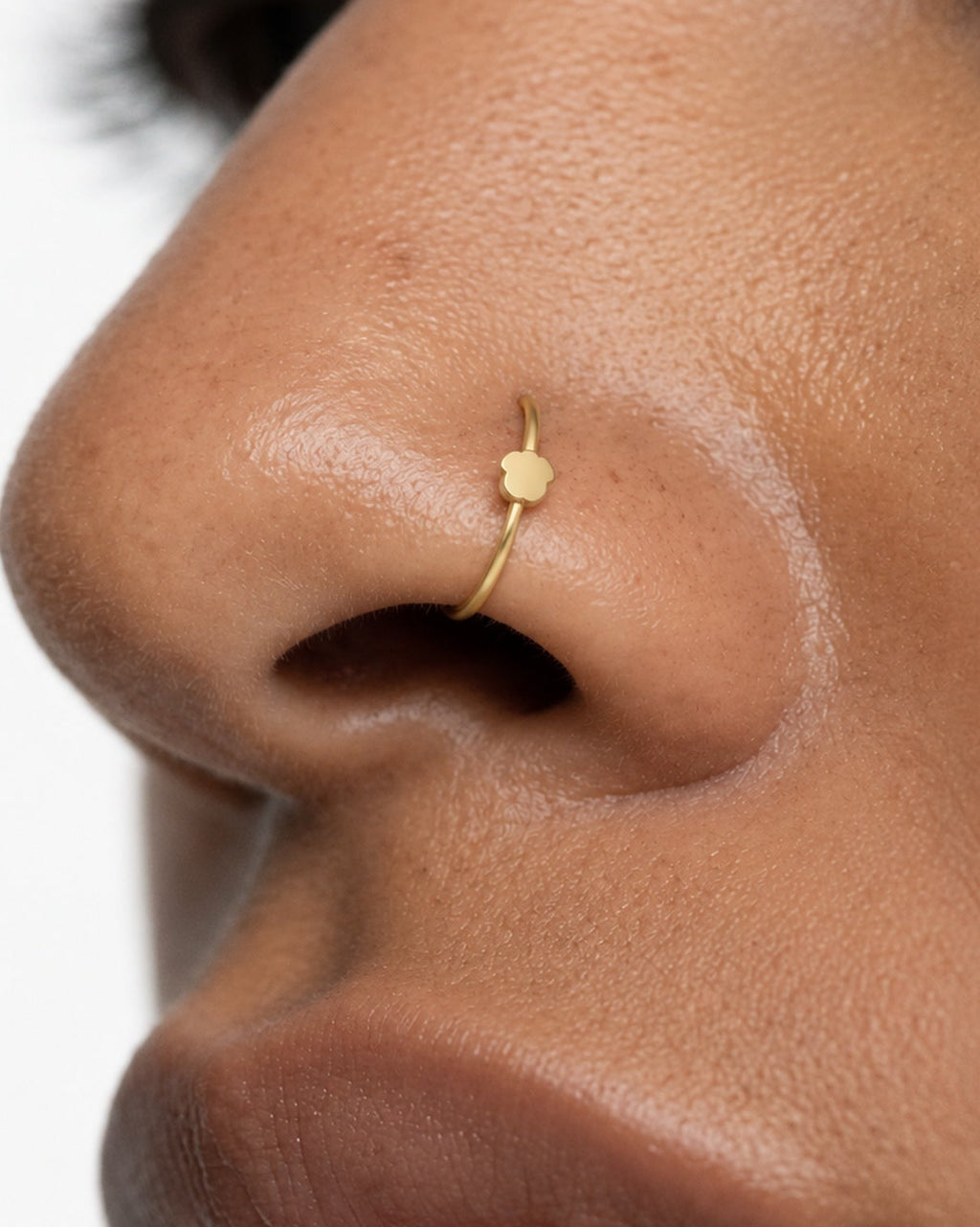 A little reminder of a favourite companion. This 14ct solid gold dog nostril ring pairs an approximately 3mm polished puppy-face silhouette with a smooth seamless hoop. A rounded face and two floppy ears give the motif its character, with no engraved features or gemstones.
Handmade to order in yellow, white or rose gold, with inner diameters from 6 to 10mm and a choice of 18G (1.0mm) or 20G (0.8mm). Both the dog motif and hoop are solid gold and nickel-free, designed for a fully healed nostril piercing.
Wea