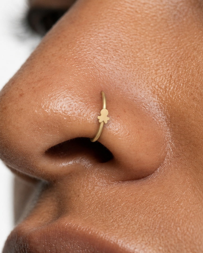 A little sea creature for your everyday jewellery. This 14ct solid gold octopus nostril ring pairs an approximately 3mm polished octopus motif with a smooth seamless hoop. A rounded head and short, softly curved arms create a playful silhouette, with no engraved facial features, sucker details or gemstones.
Handmade to order in yellow, white or rose gold, with inner diameters from 6 to 10mm and a choice of 18G (1.0mm) or 20G (0.8mm). Both the octopus and hoop are solid gold and nickel-free, designed for a f
