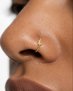 A little duck for your everyday jewellery. This 14ct solid gold duck nostril ring pairs an approximately 3mm polished duckling silhouette with a smooth seamless hoop. Its round head, short bill and softly curved body end in a little upturned tail, with no engraved details or gemstones.
Handmade to order in yellow, white or rose gold, with inner diameters from 6 to 10mm and a choice of 18G (1.0mm) or 20G (0.8mm). Both the duck and hoop are solid gold and nickel-free, designed for a fully healed nostril pierc
