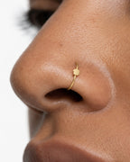 A little reminder of a favourite companion. This 14ct solid gold dog nostril ring pairs an approximately 3mm polished puppy-face silhouette with a smooth seamless hoop. A rounded face and two floppy ears give the motif its character, with no engraved features or gemstones.
Handmade to order in yellow, white or rose gold, with inner diameters from 6 to 10mm and a choice of 18G (1.0mm) or 20G (0.8mm). Both the dog motif and hoop are solid gold and nickel-free, designed for a fully healed nostril piercing.
Wea