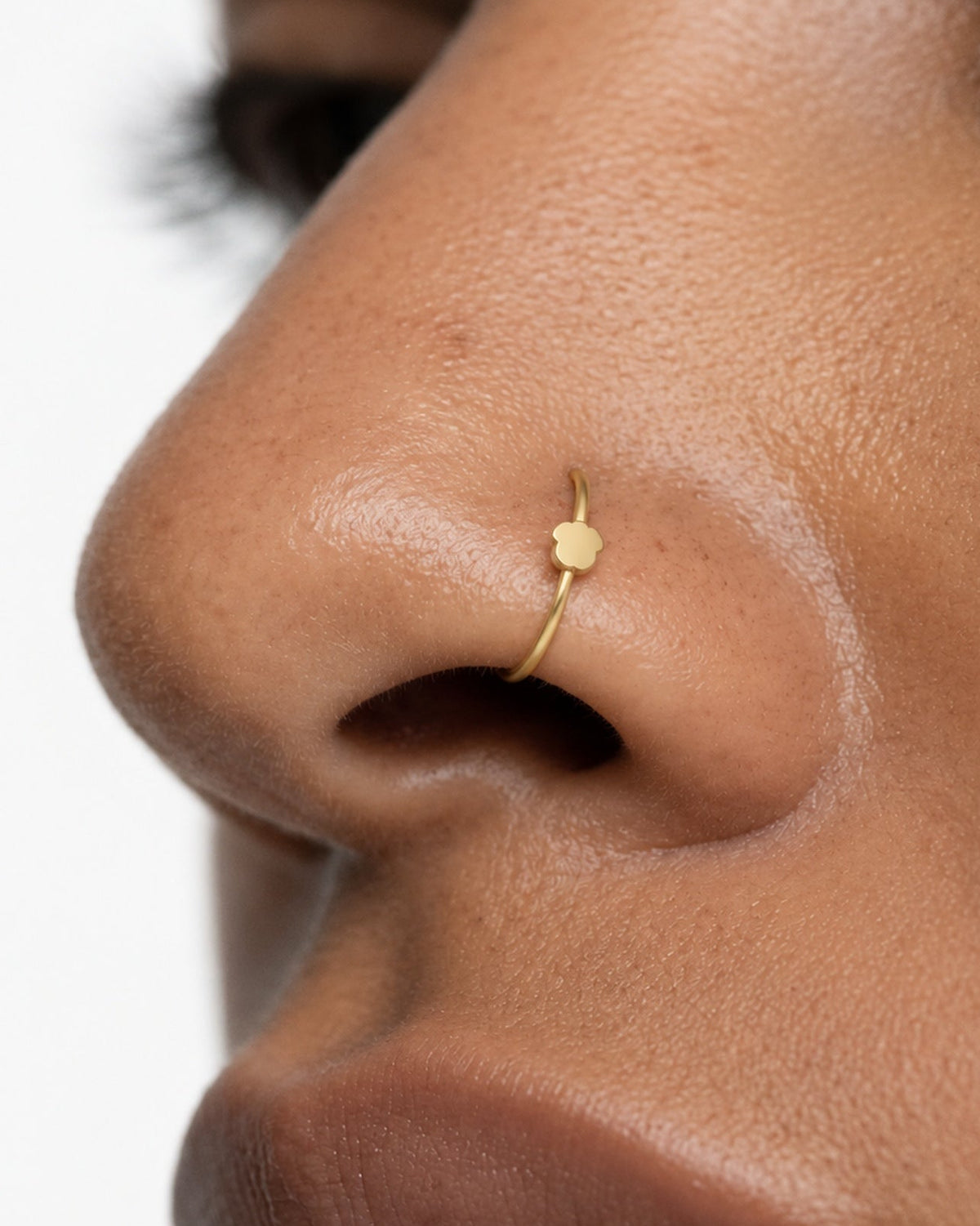 A little reminder of a favourite companion. This 14ct solid gold dog nostril ring pairs an approximately 3mm polished puppy-face silhouette with a smooth seamless hoop. A rounded face and two floppy ears give the motif its character, with no engraved features or gemstones.
Handmade to order in yellow, white or rose gold, with inner diameters from 6 to 10mm and a choice of 18G (1.0mm) or 20G (0.8mm). Both the dog motif and hoop are solid gold and nickel-free, designed for a fully healed nostril piercing.
Wea
