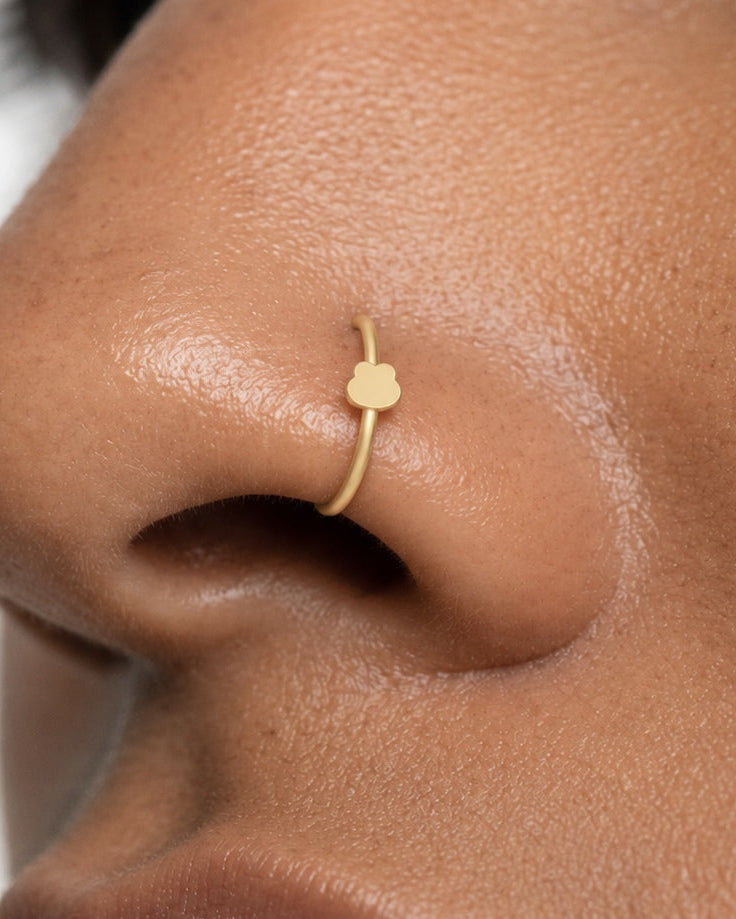 A little frog face for your everyday jewellery. This 14ct solid gold frog nostril ring pairs an approximately 3mm polished frog-head silhouette with a smooth seamless hoop. Two rounded eye bumps and a softly curved face give the motif its character, with no engraved features or gemstones.
Handmade to order in yellow, white or rose gold, with inner diameters from 6 to 10mm and a choice of 18G (1.0mm) or 20G (0.8mm). Both the frog motif and hoop are solid gold and nickel-free, designed for a fully healed nost