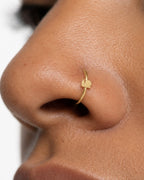 A little garden character for your everyday jewellery. This 14ct solid gold snail nostril ring pairs an approximately 3mm polished snail silhouette with a smooth seamless hoop. A rounded shell, low body and two curved feelers define the design, with no engraved spiral or gemstones.
Handmade to order in yellow, white or rose gold, with inner diameters from 6 to 10mm and a choice of 18G (1.0mm) or 20G (0.8mm). Both the snail and hoop are solid gold and nickel-free, designed for a fully healed nostril piercing