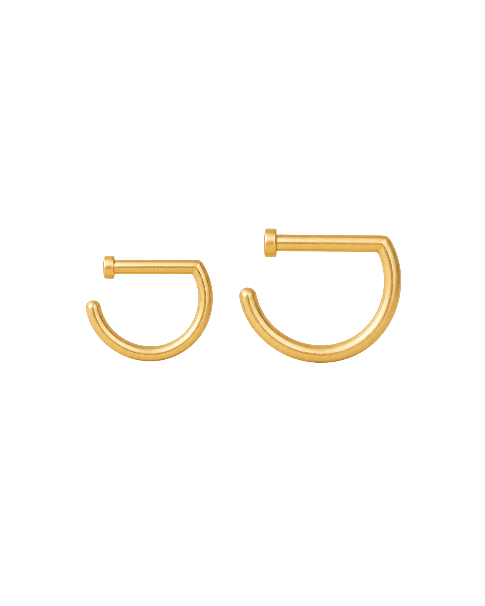 This handmade 14K solid gold D-shaped septum ring features a flat disc end—a solid circular detail with a flat face, also described as a circle end. Its straight upper section and curved hoop form an open D-shaped outline.