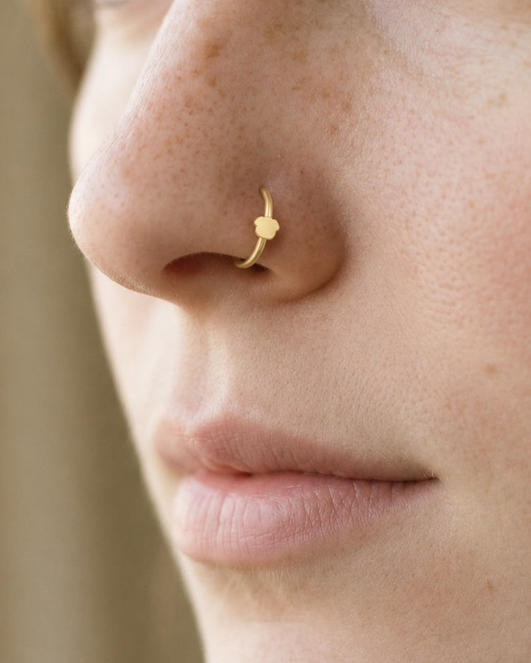 A little reminder of a favourite companion. This 14ct solid gold dog nostril ring pairs an approximately 3mm polished puppy-face silhouette with a smooth seamless hoop. A rounded face and two floppy ears give the motif its character, with no engraved features or gemstones.
Handmade to order in yellow, white or rose gold, with inner diameters from 6 to 10mm and a choice of 18G (1.0mm) or 20G (0.8mm). Both the dog motif and hoop are solid gold and nickel-free, designed for a fully healed nostril piercing.
Wea