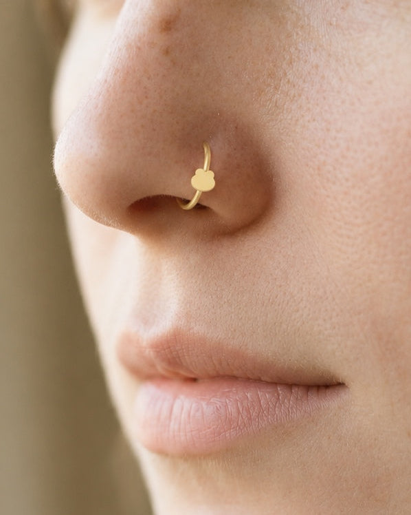 A little frog face for your everyday jewellery. This 14ct solid gold frog nostril ring pairs an approximately 3mm polished frog-head silhouette with a smooth seamless hoop. Two rounded eye bumps and a softly curved face give the motif its character, with no engraved features or gemstones.
Handmade to order in yellow, white or rose gold, with inner diameters from 6 to 10mm and a choice of 18G (1.0mm) or 20G (0.8mm). Both the frog motif and hoop are solid gold and nickel-free, designed for a fully healed nost