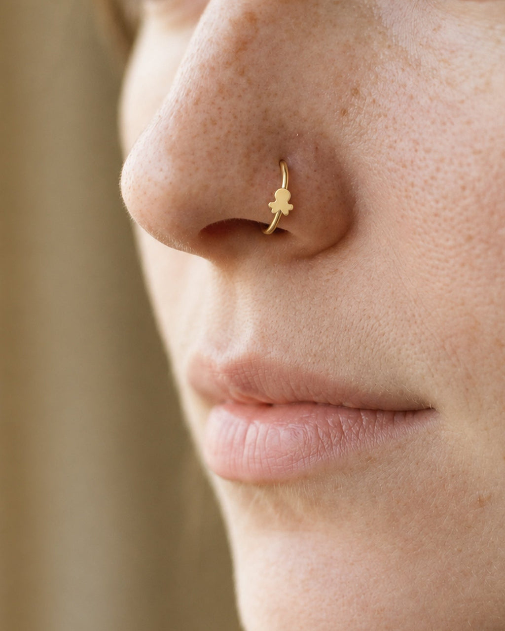 A little sea creature for your everyday jewellery. This 14ct solid gold octopus nostril ring pairs an approximately 3mm polished octopus motif with a smooth seamless hoop. A rounded head and short, softly curved arms create a playful silhouette, with no engraved facial features, sucker details or gemstones.
Handmade to order in yellow, white or rose gold, with inner diameters from 6 to 10mm and a choice of 18G (1.0mm) or 20G (0.8mm). Both the octopus and hoop are solid gold and nickel-free, designed for a f