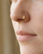 A little sea creature for your everyday jewellery. This 14ct solid gold octopus nostril ring pairs an approximately 3mm polished octopus motif with a smooth seamless hoop. A rounded head and short, softly curved arms create a playful silhouette, with no engraved facial features, sucker details or gemstones.
Handmade to order in yellow, white or rose gold, with inner diameters from 6 to 10mm and a choice of 18G (1.0mm) or 20G (0.8mm). Both the octopus and hoop are solid gold and nickel-free, designed for a f